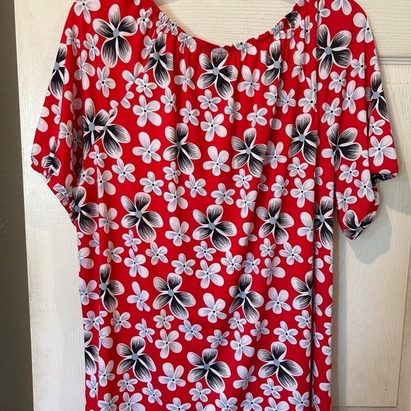 NWOT NY Collection Woman Red Floral Short Sleeve Top. - Picture 2 of 3